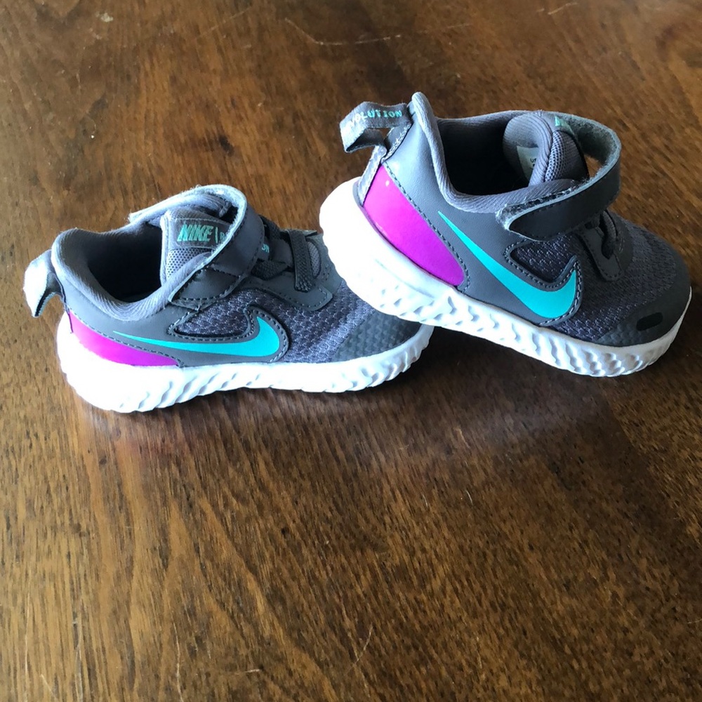 New Girls Nike Revolution Shoes 5C